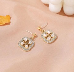 Pearl square earrings
