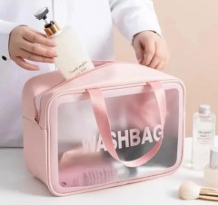Washbag water proof اكتشفي حقيبة التجميل الوردية العصرية التي تجمع بين الأناقة والعملية: سحّاب متين بشكل قلب: تصميم أنثوي يحافظ على أغراضك بأمان. واجهة شفافة: تُمكنك من رؤية محتوياتك بسهولة وسرعة. مقبض سميك مريح: لتحمليها معك أينما ذهبت براحة وأناقة.