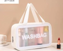 Washbag water proof اكتشفي حقيبة التجميل الوردية العصرية التي تجمع بين الأناقة والعملية: سحّاب متين بشكل قلب: تصميم أنثوي يحافظ على أغراضك بأمان. واجهة شفافة: تُمكنك من رؤية محتوياتك بسهولة وسرعة. مقبض سميك مريح: لتحمليها معك أينما ذهبت براحة وأناقة.