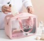 Washbag water proof اكتشفي حقيبة التجميل الوردية العصرية التي تجمع بين الأناقة والعملية: سحّاب متين بشكل قلب: تصميم أنثوي يحافظ على أغراضك بأمان. واجهة شفافة: تُمكنك من رؤية محتوياتك بسهولة وسرعة. مقبض سميك مريح: لتحمليها معك أينما ذهبت براحة وأناقة.