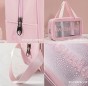 Washbag water proof اكتشفي حقيبة التجميل الوردية العصرية التي تجمع بين الأناقة والعملية: سحّاب متين بشكل قلب: تصميم أنثوي يحافظ على أغراضك بأمان. واجهة شفافة: تُمكنك من رؤية محتوياتك بسهولة وسرعة. مقبض سميك مريح: لتحمليها معك أينما ذهبت براحة وأناقة.